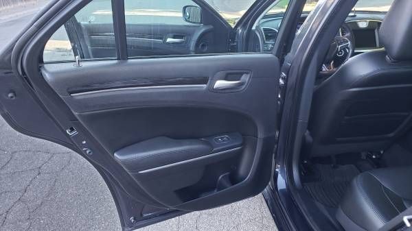 Used 2015 Chrysler 300 Limited RWD image 8
