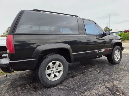 Used 1995 GMC Yukon Sport Utility 2D image 5