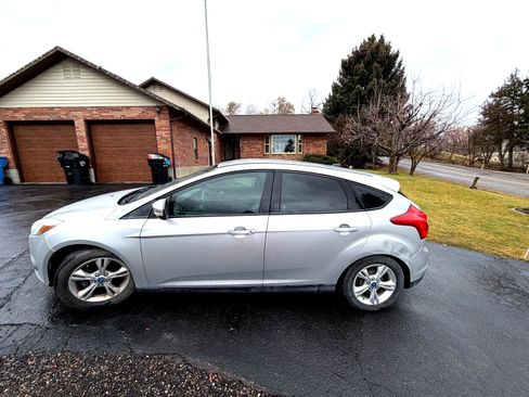 Used 2013 Ford Focus SE w/ SE Winter Pkg image 6