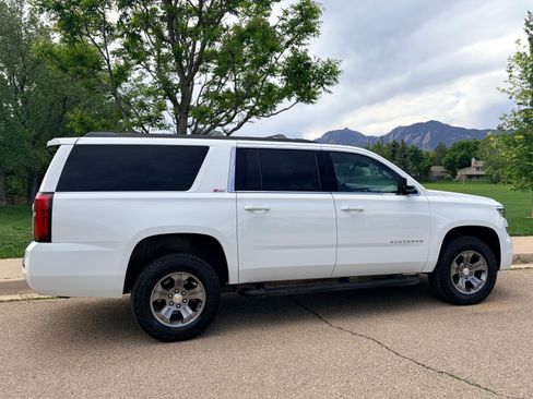 Used 2019 Chevrolet Suburban LT w/ Luxury Package AWD/4WD image 4