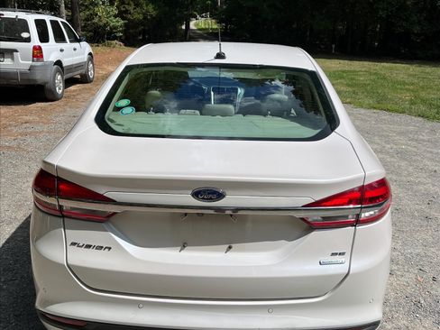Used 2017 Ford Fusion SE w/ Fusion SE Technology Package image 6