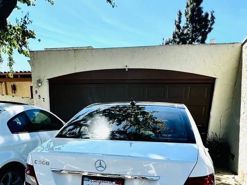 Used 2009 Mercedes-Benz C 300 C 300 Luxury Sedan 4D image 2