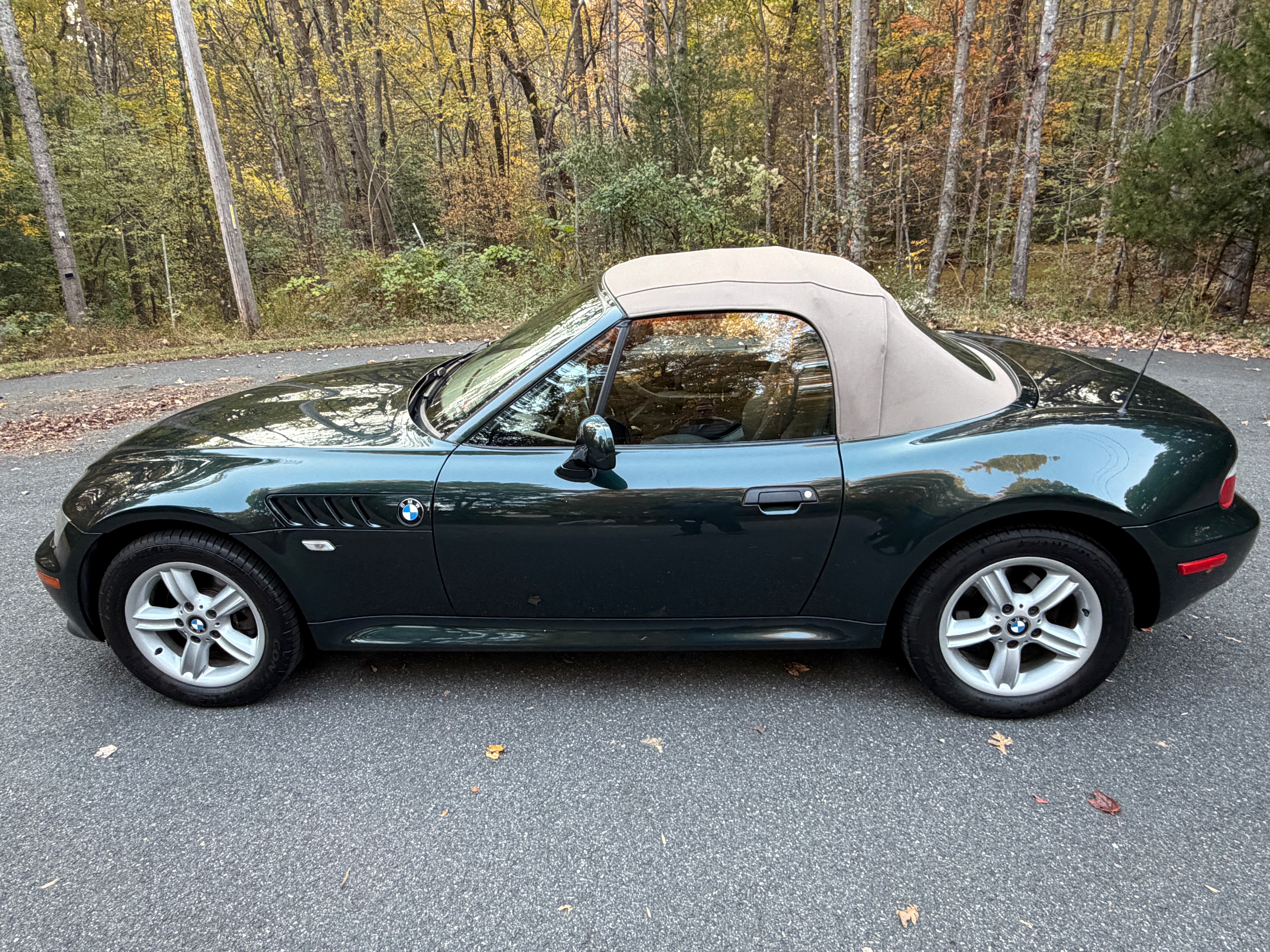 Used 2002 BMW Z3 2.5i RWD image 1