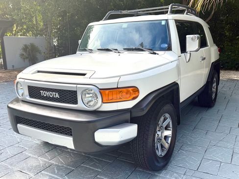 Used 2014 Toyota FJ Cruiser 2WD w/ Convenience Package image 2