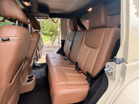 Used 2017 Jeep Wrangler Unlimited Sahara w/ Connectivity Group AWD/4WD image 12