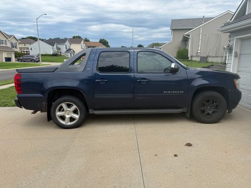 Used 2012 Chevrolet Avalanche LT AWD/4WD image 2