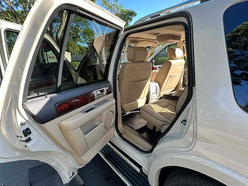 Used 2005 Lincoln Navigator 4WD image 17