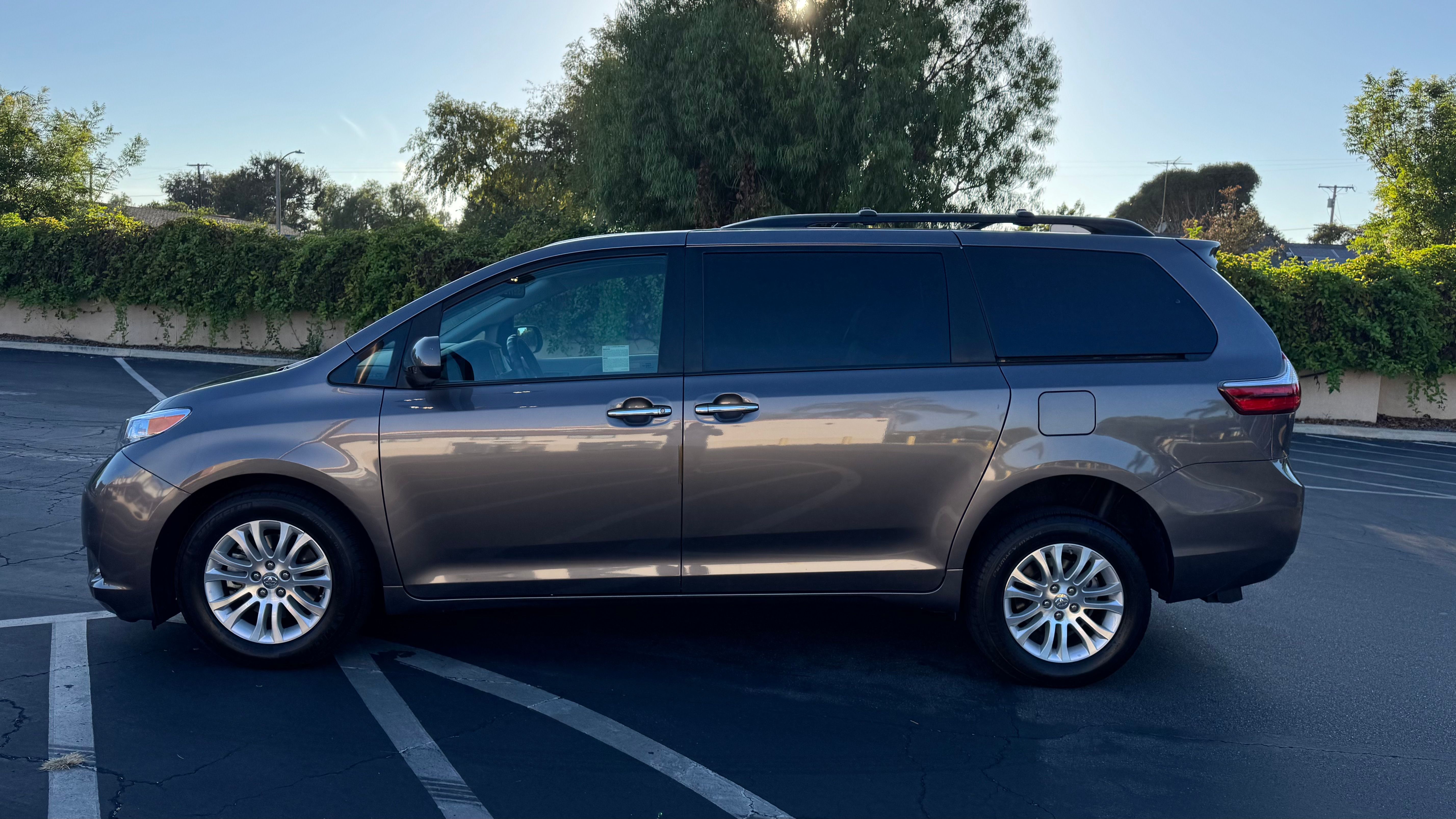 Used 2016 Toyota Sienna XLE w/ XLE Navigation Package FWD image 2