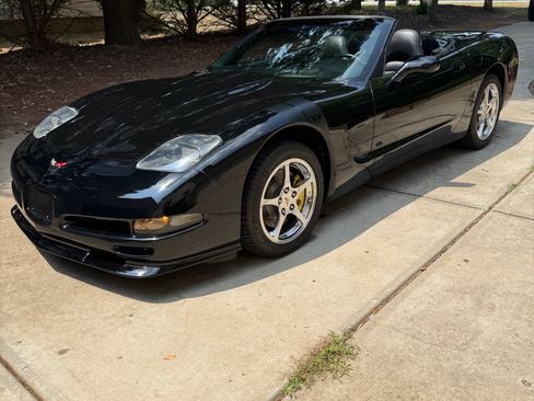 Used 2001 Chevrolet Corvette Convertible w/ Preferred Equipment Group2 RWD image 2