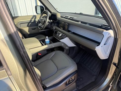 Used 2024 Land Rover Defender 110 S image 9