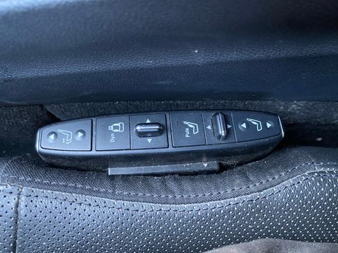 Used 2011 Mercedes-Benz E 550 Sedan image 4