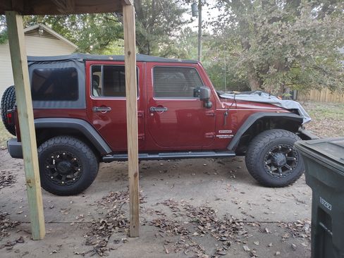 Used 2010 Jeep Wrangler Unlimited Sport image 2