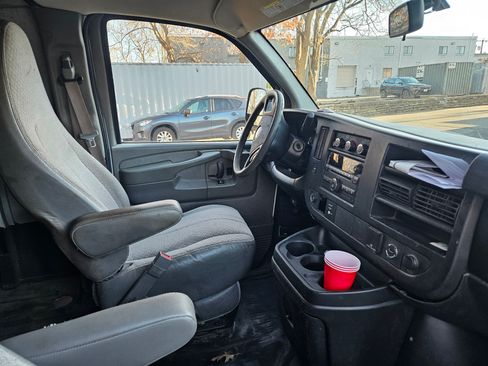 Used 2015 Chevrolet Express 3500 Extended image 15