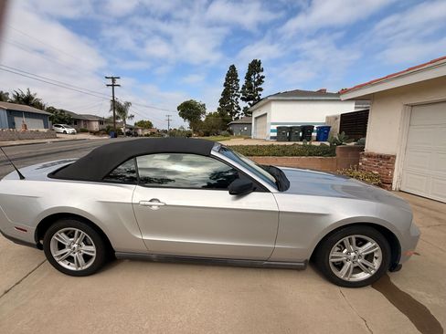 Used 2012 Ford Mustang Convertible RWD image 9