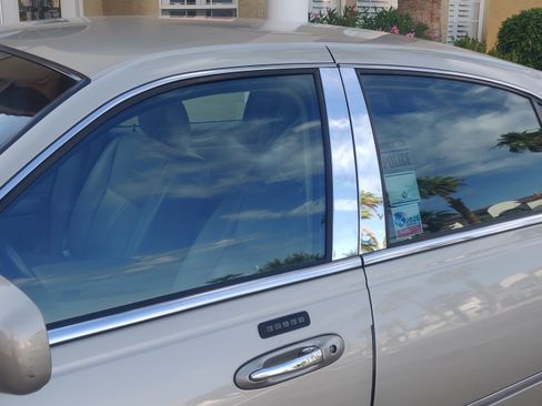 Used 2010 Lincoln Town Car Signature Limited RWD image 17