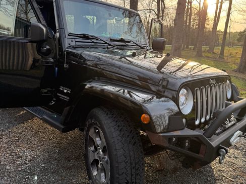 Used 2017 Jeep Wrangler Unlimited Sahara w/ Connectivity Group image 4