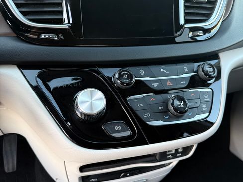 Used 2017 Chrysler Pacifica Touring-L Plus w/ Tire & Wheel Group image 12