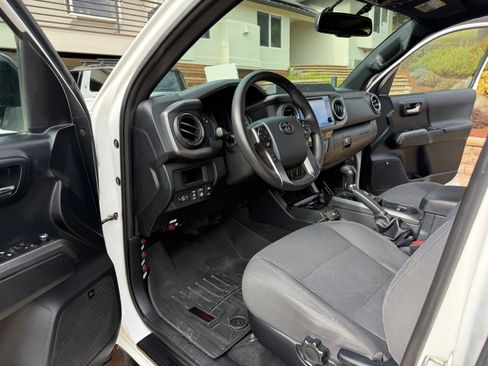 Used 2017 Toyota Tacoma TRD Off-Road AWD/4WD image 14