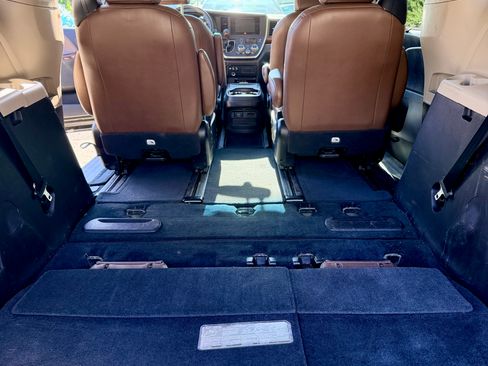 Used 2016 Toyota Sienna Limited Premium FWD image 16
