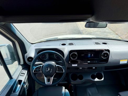 Used 2022 Mercedes-Benz Sprinter 2500 image 15