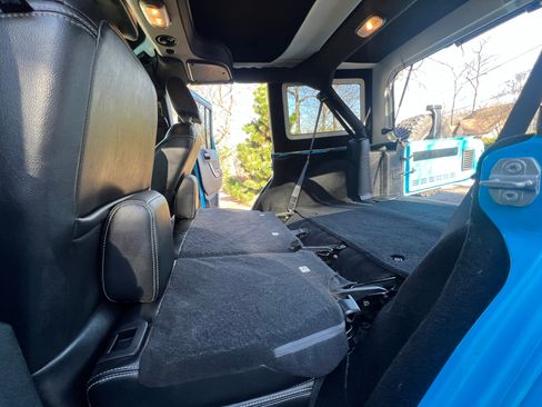 Used 2018 Jeep Wrangler Unlimited Rubicon w/ Connectivity Group image 19