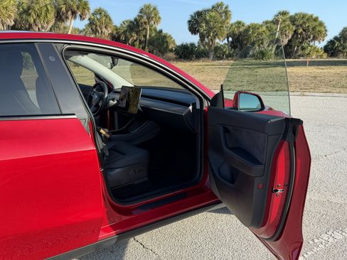 Used 2021 Tesla Model Y Long Range image 9