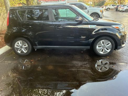 Used 2017 Kia Soul EV + image 6