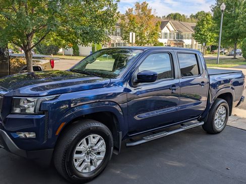 Used 2022 Nissan Frontier SV image 2