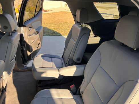 Used 2021 Chevrolet Traverse LT image 11