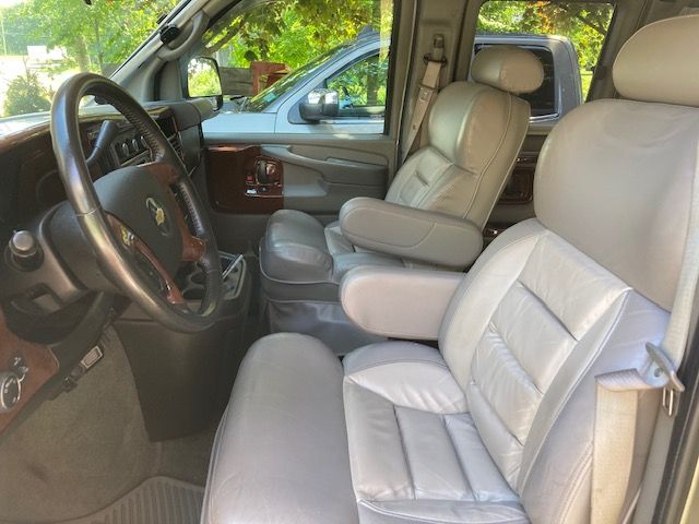 Used 2010 Chevrolet Express 1500 w/ Preferred Equipment Group RWD image 10