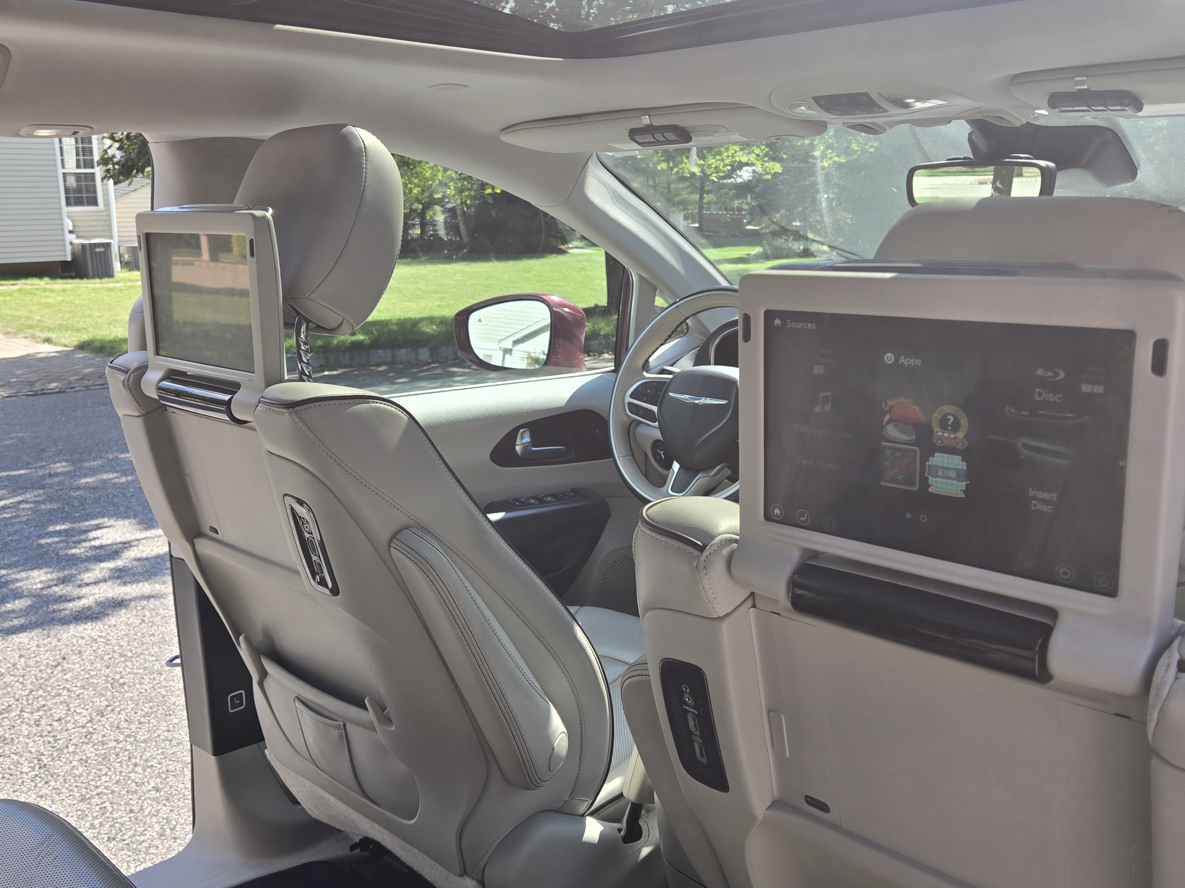 Used 2017 Chrysler Pacifica Limited FWD image 10