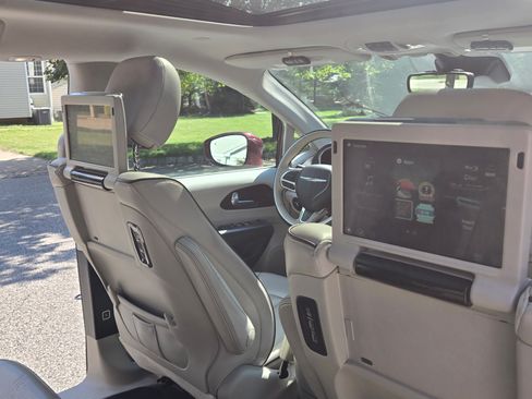 Used 2017 Chrysler Pacifica Limited image 10