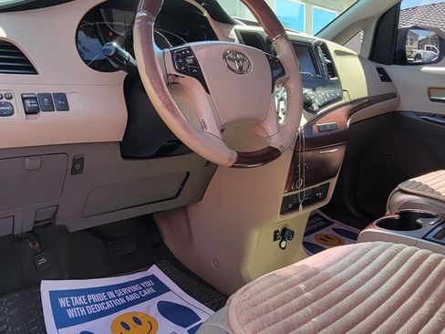 Used 2011 Toyota Sienna Limited w/ Premium Pkg image 10