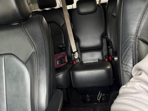 Used 2017 Chrysler Pacifica Touring-L image 9