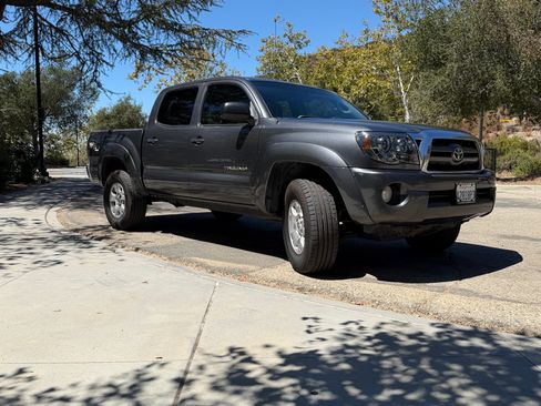 Used 2009 Toyota Tacoma PreRunner w/ TRD Off-Road Pkg w/JBL Audio RWD image 2