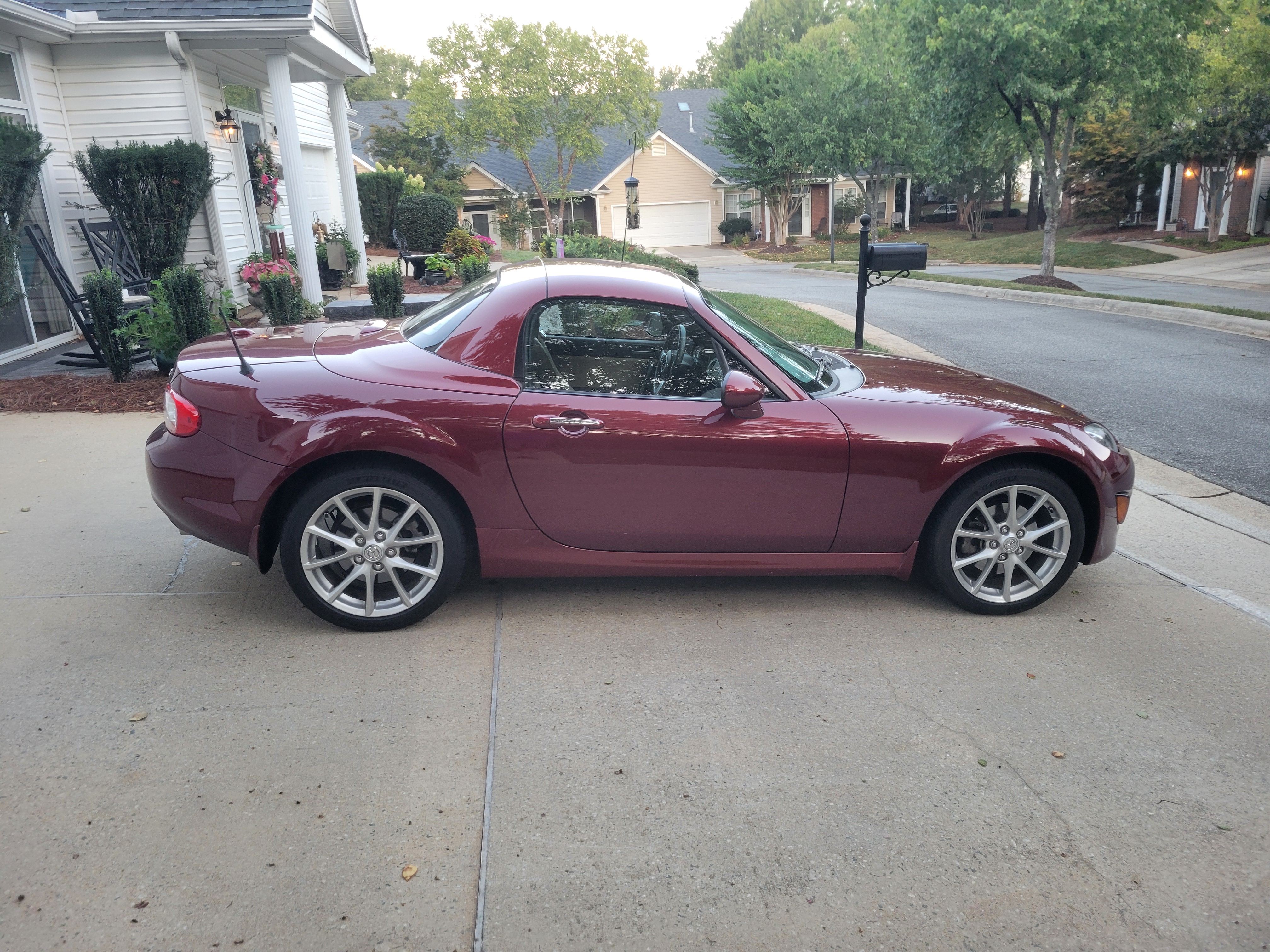 Used 2012 MAZDA MX-5 Miata Grand Touring w/ Premium Pkg RWD image 4