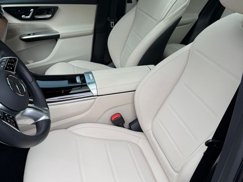 Used 2024 Mercedes-Benz GLC 300 4MATIC image 9