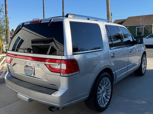 Used 2016 Lincoln Navigator Select image 4