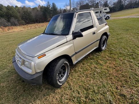 Used 1998 Chevrolet Tracker 4WD Convertible w/ Preferred Equipment Group 2 image 8