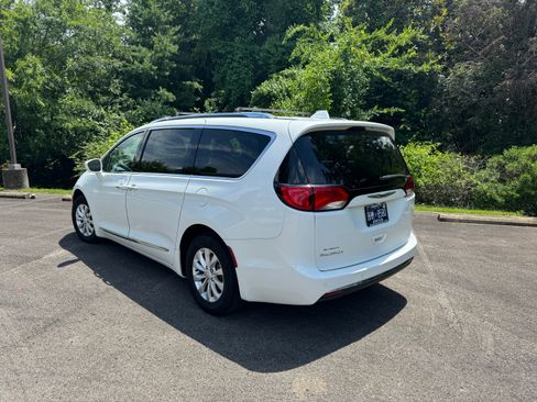 Used 2019 Chrysler Pacifica Touring-L FWD image 6