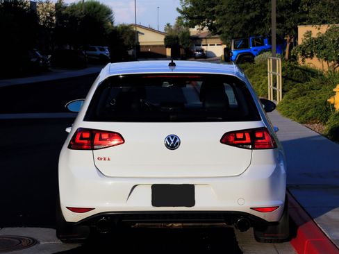 Used 2017 Volkswagen GTI SE FWD image 6