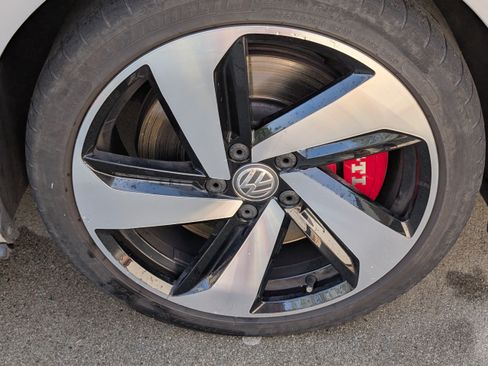 Used 2018 Volkswagen GTI SE image 22