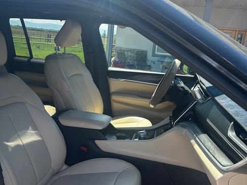 Used 2024 Jeep Grand Cherokee Limited w/ Luxury Tech Group II AWD/4WD image 11
