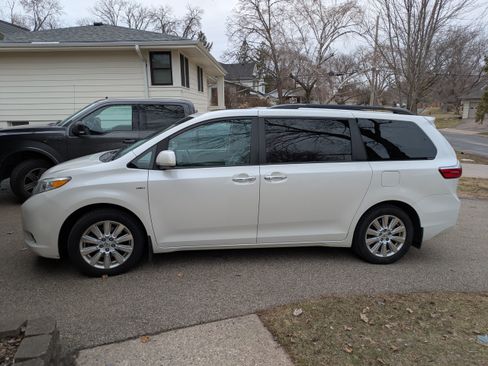 Used 2017 Toyota Sienna XLE w/ XLE Navigation Package image 6