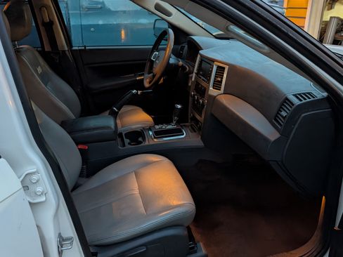 Used 2010 Jeep Grand Cherokee Laredo w/ Sun/Sound Group image 10