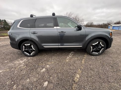 Used 2024 Kia Telluride EX w/ EX Captain's Chair Package image 2