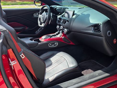 Used 2021 Aston Martin V8 Vantage Roadster image 27
