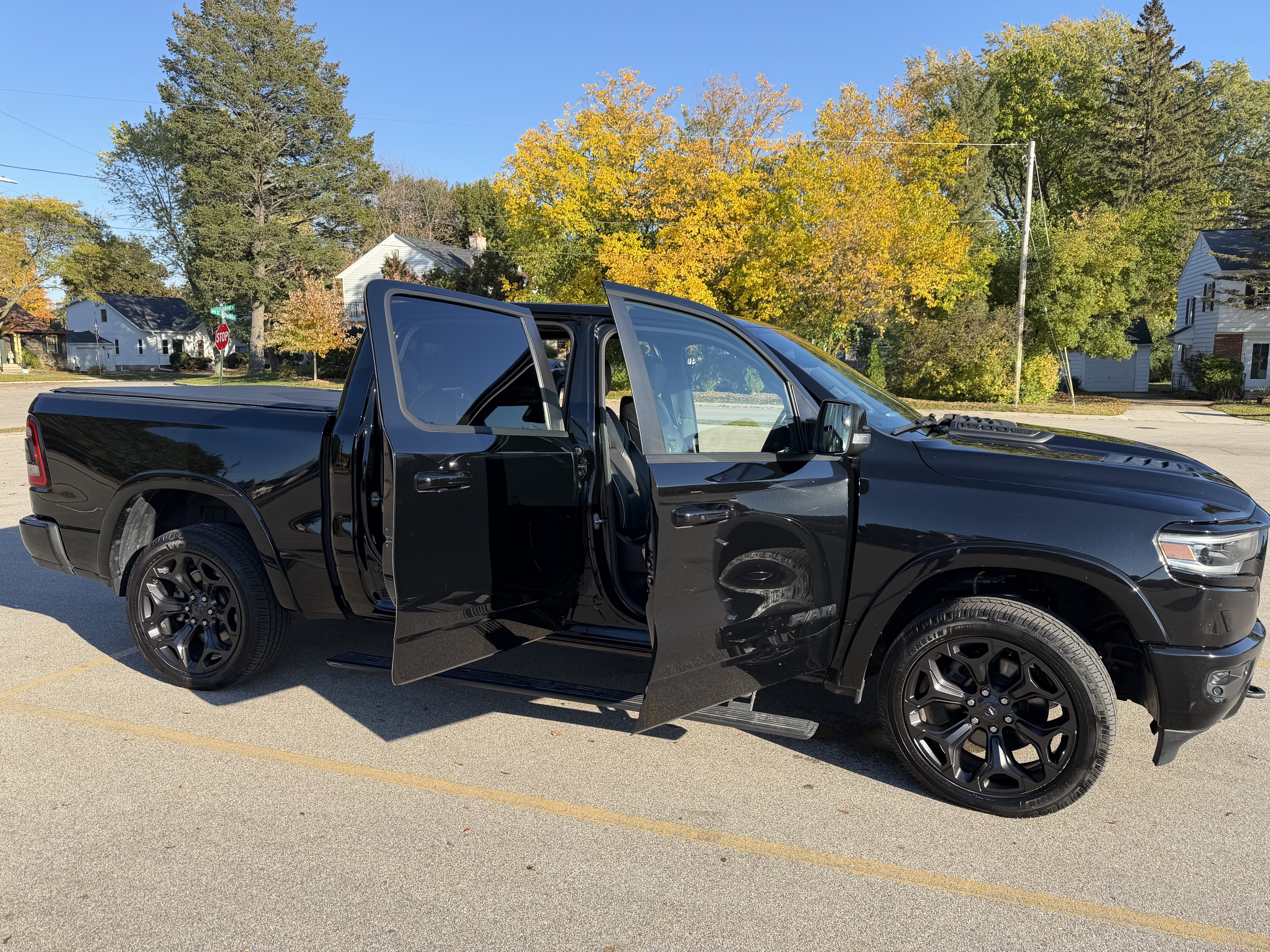Used 2020 RAM 1500 Limited w/ Black Appearance Package AWD/4WD image 13