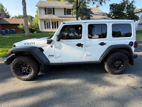 Used 2024 Jeep Wrangler Unlimited AWD/4WD image 2