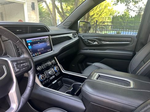Used 2021 GMC Yukon Denali w/ Denali Premium Package AWD/4WD image 2